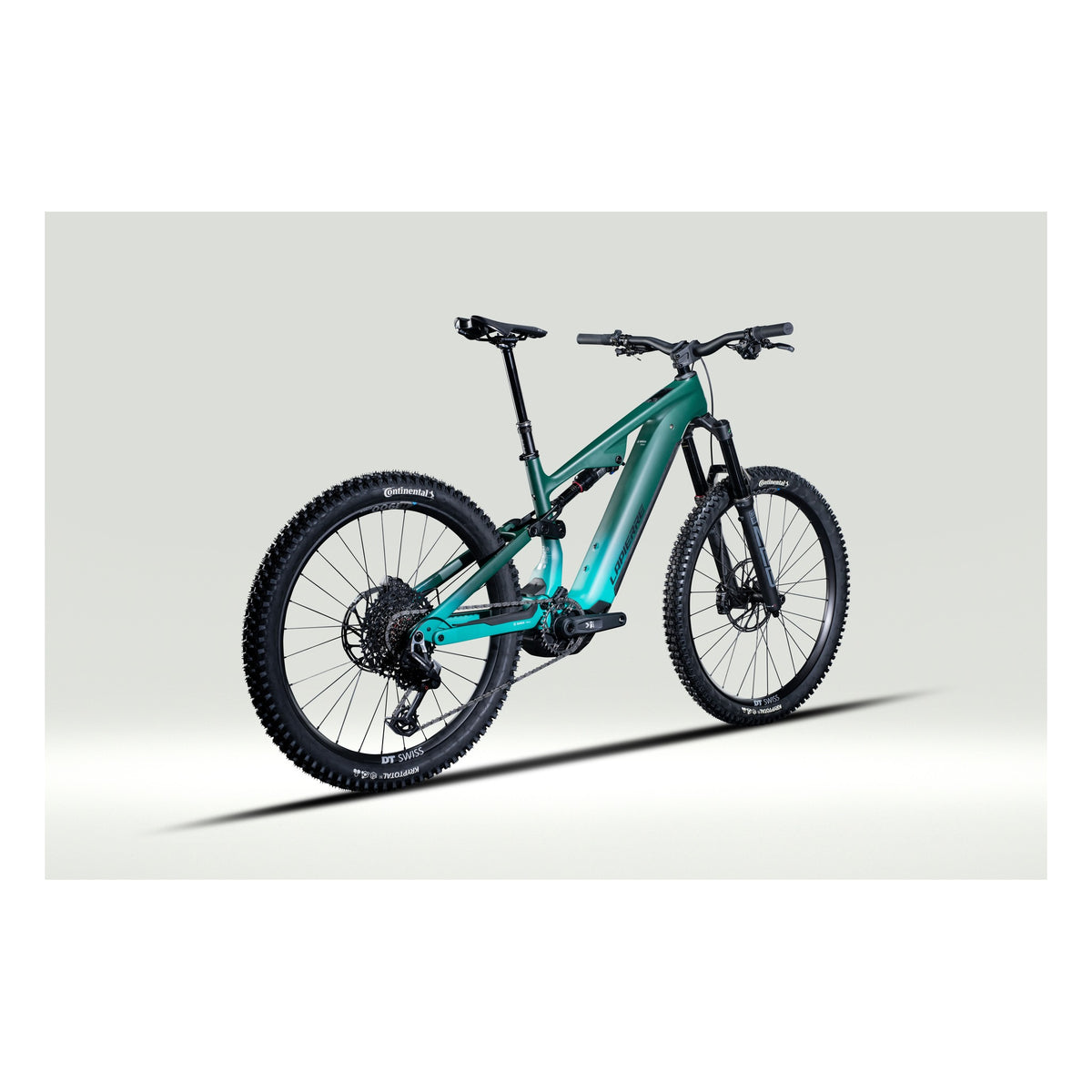 Overvolt AM CF 6.8 2026 | Vista 3/4 oficial